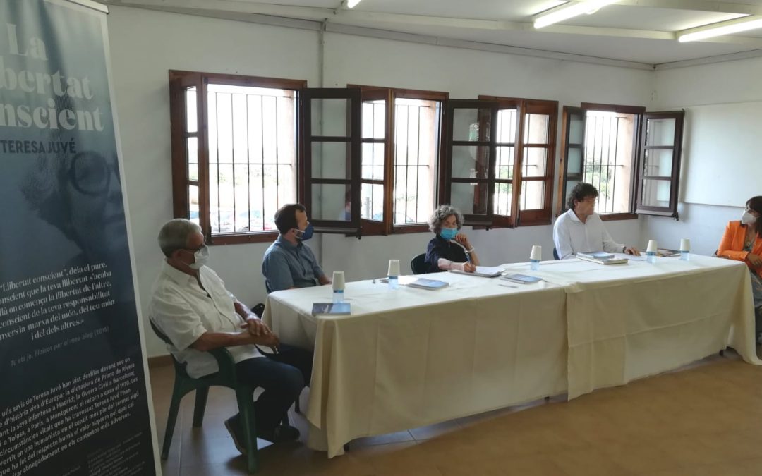 Sala polivalent de Mont-ras. Taula rodona amb David Pagès, professor i escriptor, Antonia Pallach, filla de Teresa Juvé i de Josep Pallach, Toni Terradas, comissari any Juvé, Vanessa Peiró, Alcaldessa de Mont-ras, i Josep Maria Soler, president de la fundació Pallach. Acte dins de la exposició. “Teresa Juvé 100 anys, vida i obra”.   Mont-ras   23-07-2021