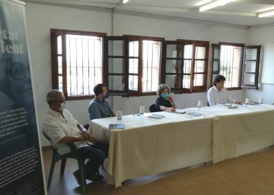 Sala polivalent de Mont-ras. Taula rodona amb David Pagès, professor i escriptor, Antonia Pallach, filla de Teresa Juvé i de Josep Pallach, Toni Terradas, comissari any Juvé, Vanessa Peiró, Alcaldessa de Mont-ras, i Josep Maria Soler, president de la fundació Pallach. Acte dins de la exposició. “Teresa Juvé 100 anys, vida i obra”.   Mont-ras   23-07-2021