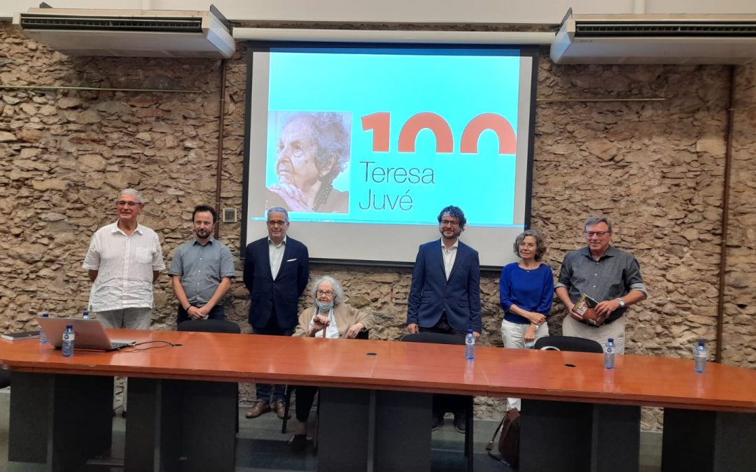 El dijous 16 de setembre, es va inaugurar al Teatre Municipal de Palafrugell l’exposició “Teresa Juvé 100 anys, vida i obra”, oberta fins al 3 d’octubre. L’acte es va celebrar amb una taula rodona amb la mateixa Sra. Teresa Juvé, David Pagès Cassú, professor i escriptor, i Antònia Pallach Juvé, filla de Teresa Juvé i Josep Pallach. A continuació, Jordi Fernando ( Ed. Meteora ) va presentar la nova novel·la de T. Juvé “La ruta de la mort”. Seguidament, el Sr. Terrades, Comissari de l’Any Juvé, va dedicar unes paraules a l’autora. Va concloure l’acte el Sr. Alcalde de Palafrugell. Va ser un acte molt emocionant!     Palafrugell 16-09-2021