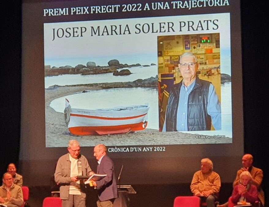 Josep Maria Soler Prats, president de la Fundació Josep Pallach, ha sigut guardonat amb el PREMI PEIX FREGIT A UNA TRAJECTÒRIA. Teatre Municipal Palafrugell 18-12-2022