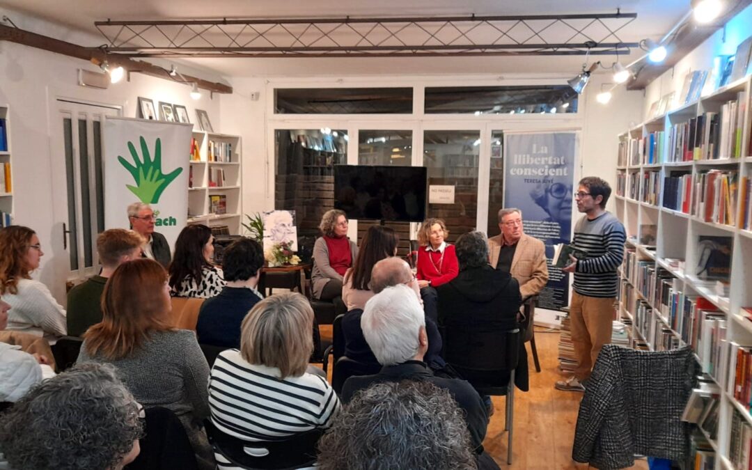Ahir 7 de febrer, de 2024 . Es va fer la presentació del darrer llibre de la Teresa Juvé, “Planys per una dona perduda”, que coincidia amb el seu 103è aniversari, dia 7 de febrer. La presentació es va fer a la llibreria Nollegiu Mediterrànea de Palafrugell, un magnífic lloc per a aquest esdeveniment. L’escriptor Jordi Fernando Aloy, va donar un repàs a tot el publicat per la Degana de les escriptores catalanes. Enhorabona Teresa i moltes Felicitats. Fundació Josep Pallach 07-02-2024