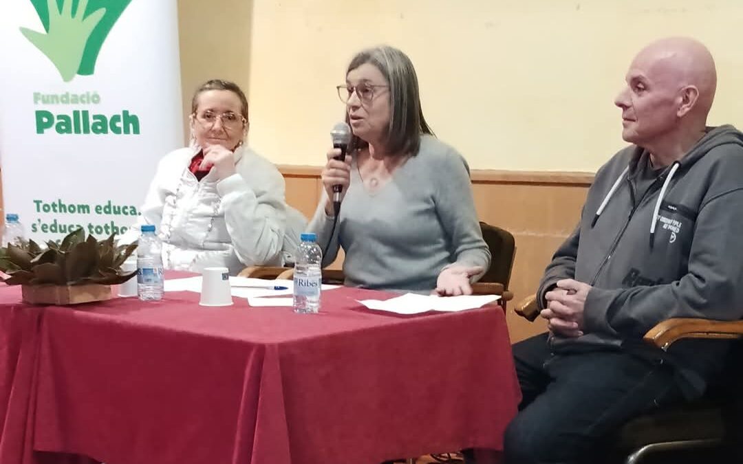 Darrer dilluns de les X Tertúlies Pallach, amb Montserrat Verdaguer i Jordi Domingo, moderat per Roser Bagué. Teatre del Centre Fraternal de Palafrugell 24-03-2025