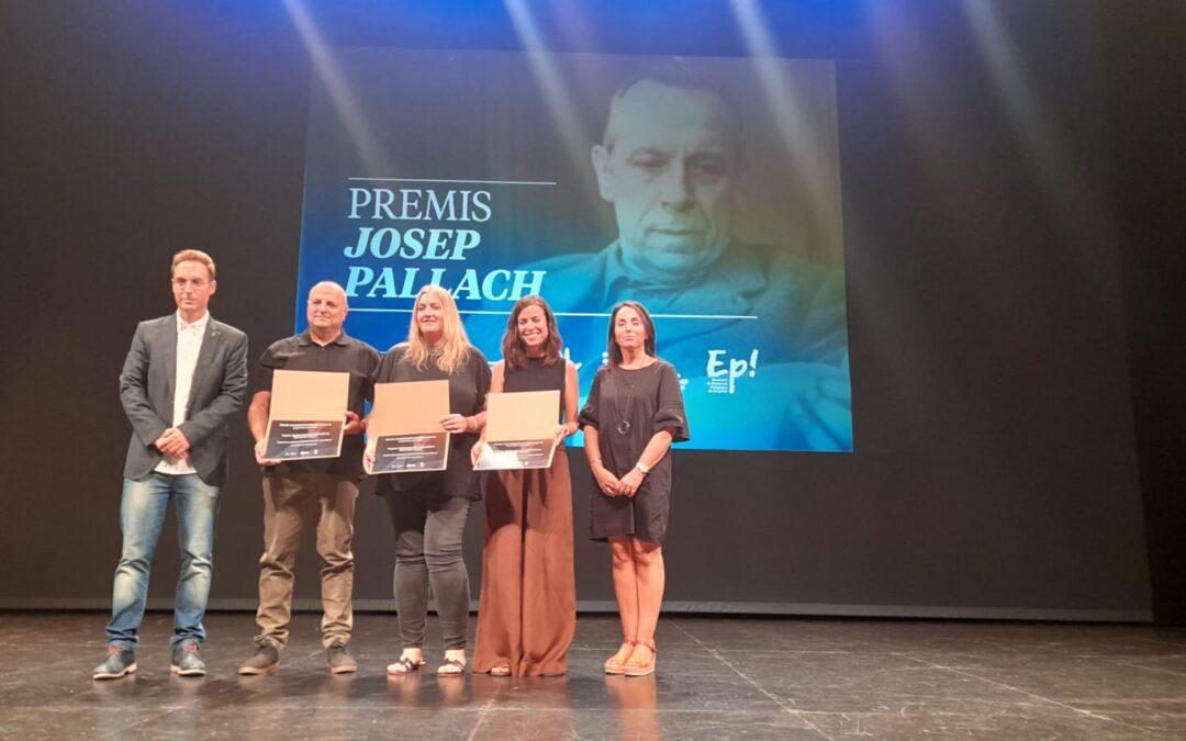 Aquest dijous, Figueres ha acollit el lliurament els 20ns Premis d’Educació Josep Pallach. Àngela Reverté Ferré i Laura Sanclemente Ribera, mestres de l’Escola Enric Grau Fontseré, de Flix (Tarragona), han estat reconegudes amb el premi d’experiències educatives pel projecte “Espais Multisensorials Comunitaris Snoezelen Cloret”. Es tracta de transformar diversos espais de l’escola (una aula multisensorial, un jardí sensorial i l’aula de psicomotricitat)  Clara Garcia rep el guardó d’articles periodístics sobre transversalitat educativa  El Premi d’experiències educatives és impulsat per l’Ajuntament de Figueres des dels inicis i està dotat en 5.000 euros (4.000 a repartir entre els autors i 1.000 pel centre). Clara Garcia rep el guardó d’articles periodístics sobre transversalitat educativa El Premi d’articles periodístics l’impulsa l’Ajuntament de Palafrugell des de fa deu edicions i té una dotació de 1.150 eurosL’acte, que recorda al polític i pedagog figuerenc Josep Pallach ha comptat amb l’assistència de Jordi Masquef, alcalde de Figueres; Anna Morillas, regidora d’Educació de l’Ajuntament de Figueres; Maria Lluïsa Teixidor, regidora d’Educació de l’Ajuntament de Palafrugell, i Josep Maria Soler, president de la Fundació Pallach, entre altres. També hi ha participat l’investigador i divulgador científic Hector Ruiz Martín amb la conferència “Aprendre a aprendre. Les millors estratègies d’aprenentatge segons la ciència”. La conferència era organitzada pel Moviment de Renovació Pedagògica de l’Alt Empordà i l’Ajuntament de Figueres, amb la col·laboració del Servei Educatiu de l’Alt Empordà. Figueres 18-09-2025