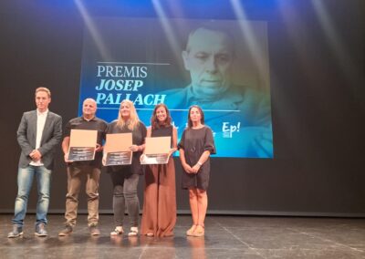Aquest dijous, Figueres ha acollit el lliurament els 20ns Premis d’Educació Josep Pallach. Àngela Reverté Ferré i Laura Sanclemente Ribera, mestres de l’Escola Enric Grau Fontseré, de Flix (Tarragona), han estat reconegudes amb el premi d’experiències educatives pel projecte “Espais Multisensorials Comunitaris Snoezelen Cloret”. Es tracta de transformar diversos espais de l’escola (una aula multisensorial, un jardí sensorial i l’aula de psicomotricitat) Clara Garcia rep el guardó d’articles periodístics sobre transversalitat educativa El Premi d’experiències educatives és impulsat per l’Ajuntament de Figueres des dels inicis i està dotat en 5.000 euros (4.000 a repartir entre els autors i 1.000 pel centre). Clara Garcia rep el guardó d’articles periodístics sobre transversalitat educativa El Premi d’articles periodístics l’impulsa l’Ajuntament de Palafrugell des de fa deu edicions i té una dotació de 1.150 eurosL’acte, que recorda al polític i pedagog figuerenc Josep Pallach ha comptat amb l’assistència de Jordi Masquef, alcalde de Figueres; Anna Morillas, regidora d’Educació de l’Ajuntament de Figueres; Maria Lluïsa Teixidor, regidora d’Educació de l’Ajuntament de Palafrugell, i Josep Maria Soler, president de la Fundació Pallach, entre altres. També hi ha participat l’investigador i divulgador científic Hector Ruiz Martín amb la conferència “Aprendre a aprendre. Les millors estratègies d’aprenentatge segons la ciència”. La conferència era organitzada pel Moviment de Renovació Pedagògica de l’Alt Empordà i l’Ajuntament de Figueres, amb la col·laboració del Servei Educatiu de l’Alt Empordà. Figueres 18-09-2025