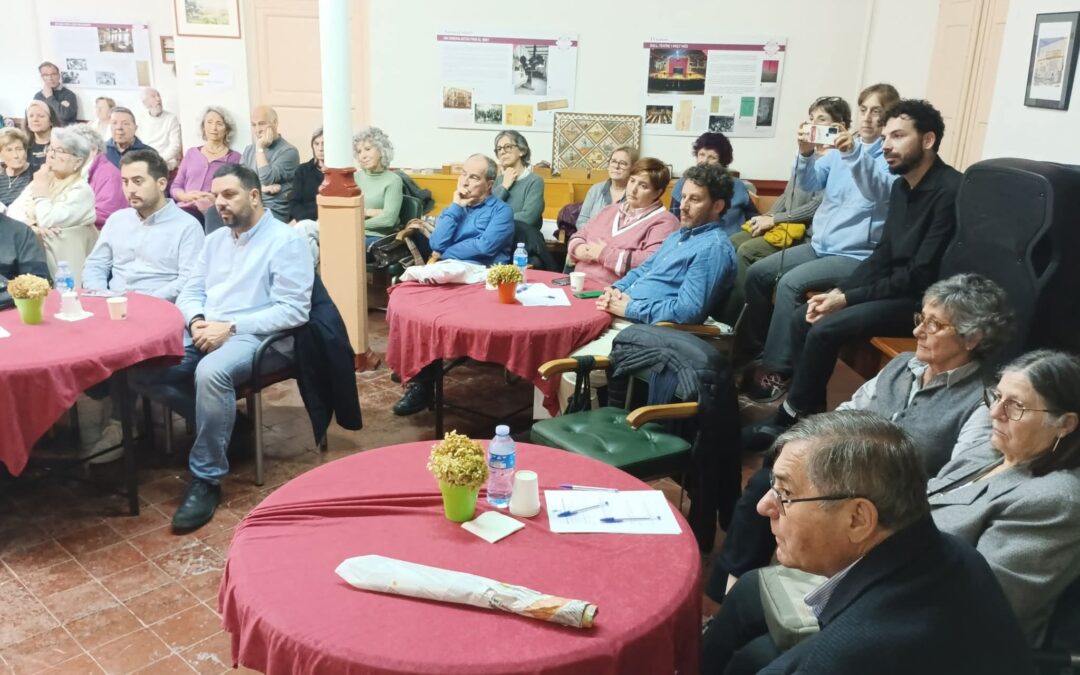 La primera convocatòria de les XI Tertúlies Pallach, amb la sala plena de convidats, mostes gràcies a la Colette Martí i a Paco Rocas per compartir les seves experiències i reflexions. Acte moderat per en Josep Maria Soler, president de la Fundació.  Sala Familiar del Centre Fraternal. Palafrugell. 09-03-2026