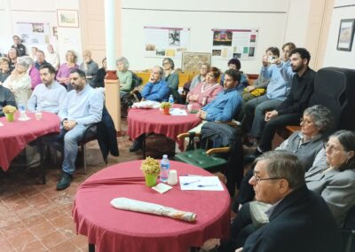 La primera convocatòria de les XI Tertúlies Pallach, amb la sala plena de convidats, mostes gràcies a la Colette Martí i a Paco Rocas per compartir les seves experiències i reflexions. Acte moderat per en Josep Maria Soler, president de la Fundació.  Sala Familiar del Centre Fraternal. Palafrugell. 09-03-2026
